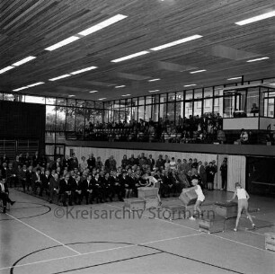 Stormarnhalle: Einweihung: Turnvorführungen, im Hintergrund Gäste