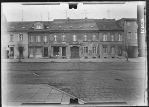 Neuruppin, Virchowstraße 18. Wohnhaus mit Laden. Straßenfront