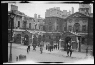 London (England): Wachhäuschen mit berittenen Wachen ("Posten der Horse Guards zu Pferd")vor dem Buckingham Palastmit Passanten davor (Distanzaufnahme)