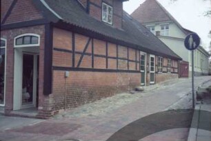 Hude 2: giebelständiges Fachwerkhaus: Straßenfront mit Eingang zu Geschäft "Leder Studio": Traufseite: rechts Fußweg: hinten Haus Kirchberg 9