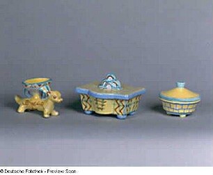 Hund als Nadelschale und zwei Dosen. Fayence, bemalt, glasiert (um 1925; K. Feuerriegel). Museum im Schloß Frohburg V 420/95, V 421/95, V 422/95