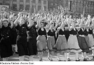 Teilnehmerinnen des Demonstrationszuges in Trachten