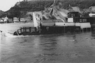 Minen beschädigen schwimmende Fahrzeuge im 2. Weltkrieg am Rhein