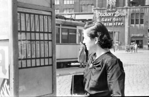 Berlin: Maria Mart (Tänzerin) an Straßenbahnhaltestelle