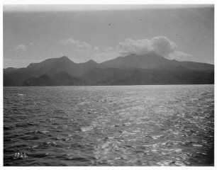 Blick vom Schiff auf Insel Martinique mit Mount Pelée