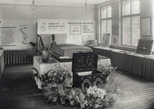 Raumaufnahme mit Stand der Ingenieurschule für Schwermaschinenbau "Walter Ulbricht" Roßwein. Ansicht mit altem Meisterstück