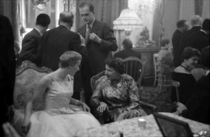 Donaueschingen: Donaueschinger Musiktage; Schloss Donaueschingen; Frau ... mit Spitzli