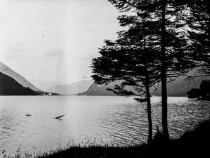 Am Achensee : Blick vom Ufer über den Achensee in Richtung Eben. Im Hintergrund Berge
