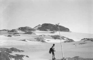 Vermessungszeichen : Ein Wanderer vor einem Vermessungszeichen auf einem Berg.