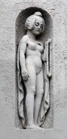 Nackte weibliche Figur in einer Nische