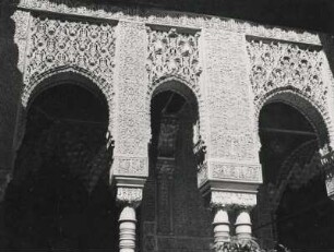 Granada. Spanien.Der Patio de los Leones - der Löwenhof - ist einer der bekanntesten Bauwerke innerhalb der Alhambra und liegt in den Nasridenpalästen. Hier eine Detailsaufnahme.