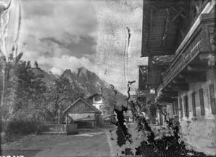 Garmisch-Partenkirchen : Garmisch-Partenkirchen. Bauernhäuser an der Frühlingsstraße. Blick gegen Waxenstein und Zugspitze