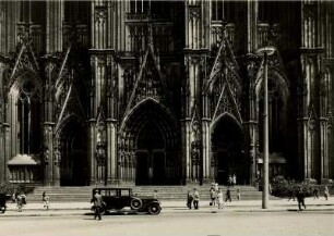Köln am Rhein. Ansicht der Hauptportale an der Westfassade des Kölner Doms