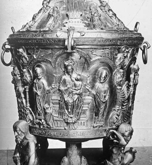 Hildesheim, Dom St. Maria, Kapelle des Hl. Georg, Bronzetaufbecken, Maria mit den Dompatronen Epiphanius und Godehard (Vorderseite)