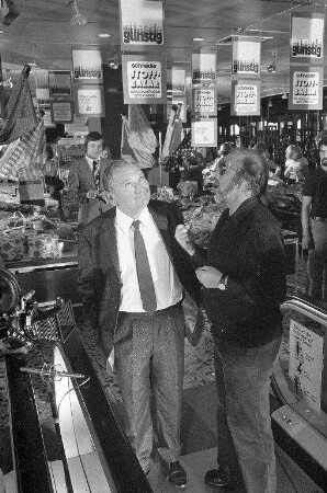 Dreharbeiten im Kaufhaus Schneider für eine Fernsehserie des Südwestfunks mit Schauspieler Fritz Muliar