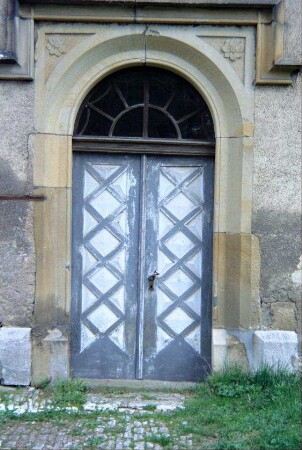 Kirche: Eingangsportal mit Gewändeverzierungen