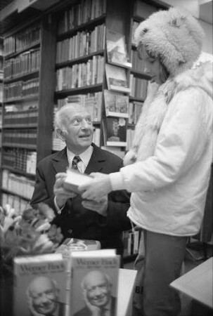 Signierstunde des Schriftstellers Werner Finck in der Buchhandlung Mächtlinger in Durlach