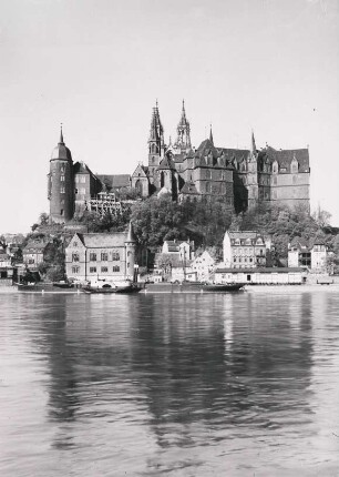 Blick auf Meißen mit Burgberg, Dom und Albrechtsburg vom rechten Elbufer aus