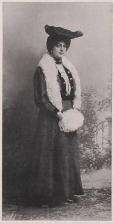 Fotografie eines Crossdressers („in Straßentoilette“)