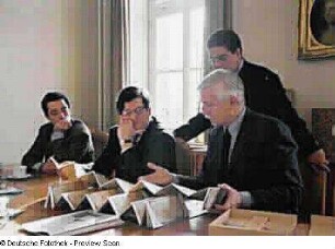 Roberto Palomo-Silva (Mitte) und zwei Begleiter mit Dr. Thomas Bürger (rechts; stellvertr. Generaldirektor SLUB) bei der Besichtigung des Faksimiles der Maya-Handschrift aus dem Bestand der SLUB