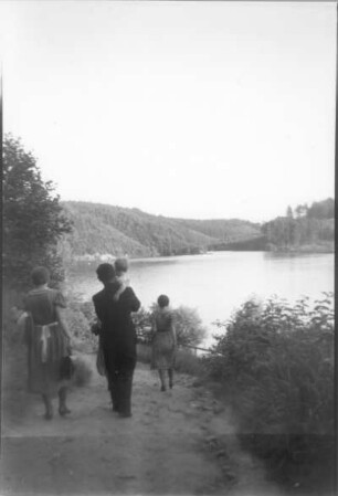 Gruppe von Spaziergängern an einem See