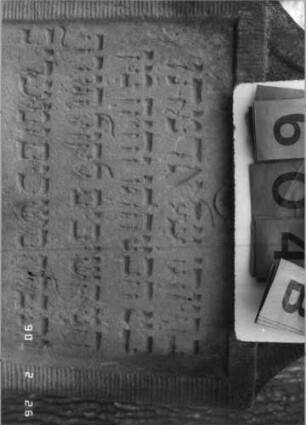 Grabstein 604 (Index: 100115270) Material: Sandstein Zustand: verwittert Maße HxBxT: 129x61x12 cm Beschreibung: Stele mit konkav eingezogenem Segmentbogenabschluß, eingetieftes, zweigeteiltes Schriftfeld Symbolik: Blüten Besonderheit: kulturhistorisch wertvoll / hist.-wiss. Gründe (Gemeindestellung): Grabstein 604B