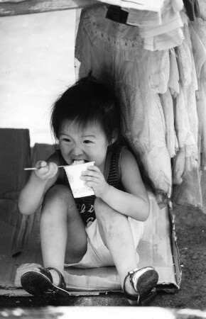 Seoul, Süd-Korea, 1988, kleines Mädchen isst Eis auf einem Markt