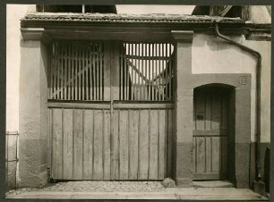 Pforte mit Winzerzeichen seitl. 1564
