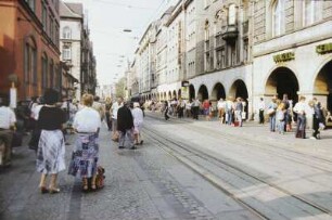 DDR. Erfurt, Bahnhofstraße. Straßenbild mit "Winzerkeller" vom Hotel "Erfurter Hof" und Straßenbahnhaltstelle