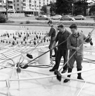Reinigung der Wasserspiel-Anlagen am Festplatz.
