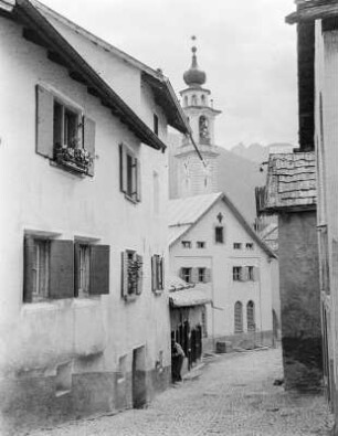 Samaden, Ortsansicht : Samaden, Oberengadin (Samedan/Schweiz). Blick durch einen Gasse