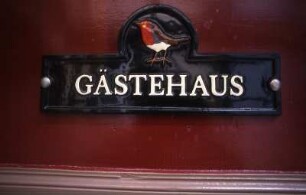 Harz - Gästehaus in Quedlinburg : Gästehaus-Schild an einer Tür. Aufgenommen im Harz, ca. 1998