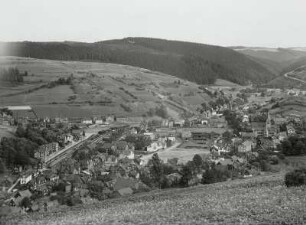 Steinach, Stadtansicht : Steinach. Stadtansicht mit Bahnhof und Stadtkirche. Blick vom Steinheider Berg nach Südosten über das Steinachtal zum Großen Mittelberg (672 m)