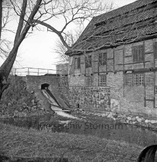 Drahtmühle: Restaurierung: vorn Mühlenbach: links Brücke mit Wehr: oben Mitte Stapel mit Brettern: links Baumäste