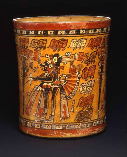 Polychrom gemalte Szene und Pseudo-Hieroglyphen Vessel with polychrome painting and pseudo hieroglyphs