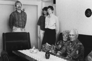 Familie F. (Vorruheständlerin, Rentner, Töchter: Ingenieurinnen) im Wohnzimmer