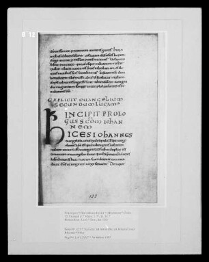 Codex 12: Evangeliar — Textseite mit Initial (Hic est Johannes) zum Johannes-Prolog, Folio 123