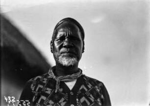 Stammesoberhaupt der Zulu : Oberhaupt bzw. Autoritätsperson der Ethnie der Zulu. Anders als der Findbucheintrag vorgibt, ist dieses Foto nicht in Malelane aufgenommen.