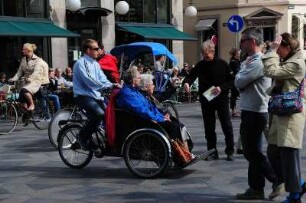 Taxipassagiere in Kopenhagen : Fahrrad-Taxi mit Passagieren. Aufgenommen in Kopenhagen im Mai 2008