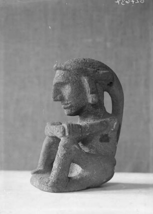 Steinfigur eines Hockenden