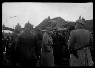 Kriegsparade des 9. Feld-Artillerie-Regiments in Biaches (Dep. Somme, Frankreich) mit König Ludwig III. von Bayern