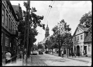 Tilsit (Sowetsk, Kaliningrad/Russland). Geschäftsstraße. Blick zur Litauischen Kirche. Straßenbild