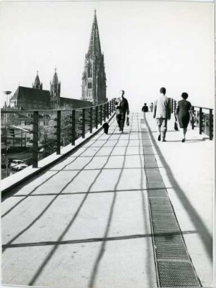 Brücke am Stadtgarten in Freiburg mit Münsterturm