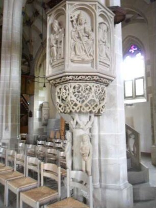 Alexanderkirche - Langhaus Innen - Steinkanzel mit figürlicher Ornamentik sowie dreidimensionalem Rankenwerk in Übersicht