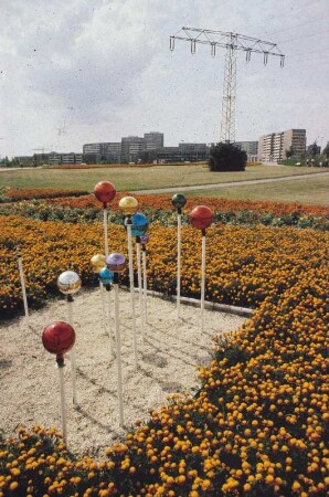 DDR. Berlin-Marzahn. Grünanlage mit Rosenkugeln. Blick zum Neubaugebiet