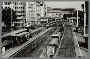 Straßenbahnhaltestelle Goerdelerring, im Hintergrung der Hauptbahnhof Leipzig