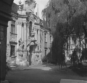 Stift Dürnstein : Portal zum Klausurbereich des Stifts.