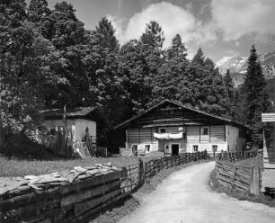 Mittenwald. Bauernhof im Zsartal