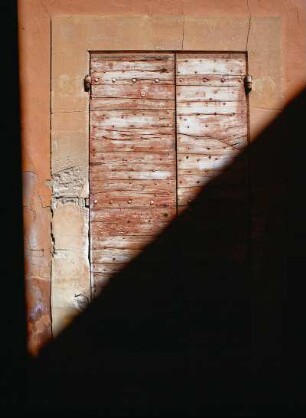 Frankreich. Provence. Vaucluse. Roussillon. Detail eines Fensters mit Schatten