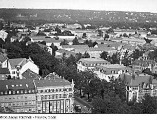 Dresden. Panorama-Aufnahme 8 vom Baukran am Fetscherplatz. Blick über Wohnhäuser (Striesener Straße), Fetscherstraße und Artushof nach Nordosten gegen Elbhang mit Schlössern